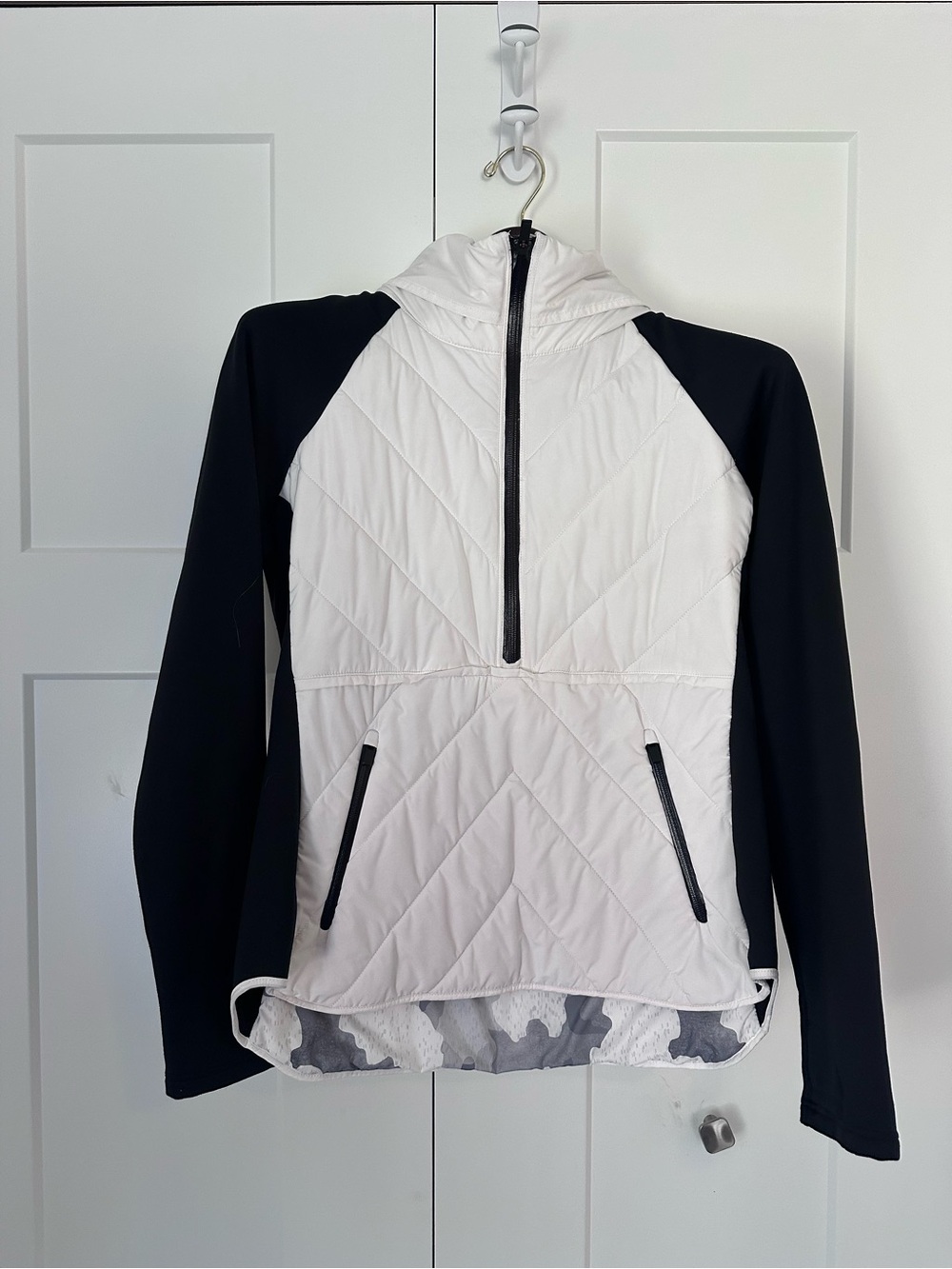 Women’s Athleta Snowscape Black & White Quilted Hooded Jacket